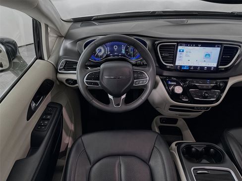 Used 2024 Chrysler Pacifica Touring-L FWD image 2