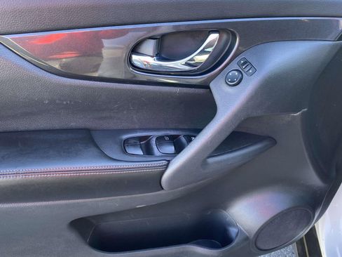 Used 2018 Nissan Rogue SV image 16