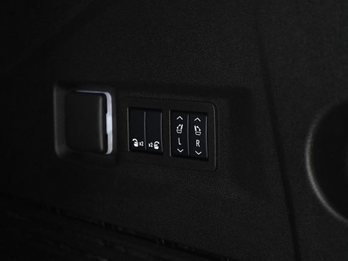 Used 2025 GMC Yukon Denali w/ Sun & Power Step Package image 20