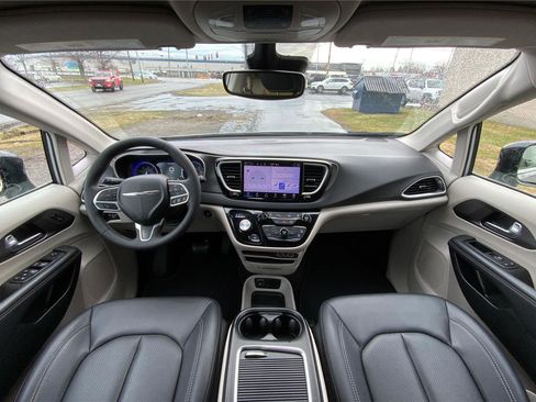 Used 2024 Chrysler Pacifica Touring-L FWD image 32