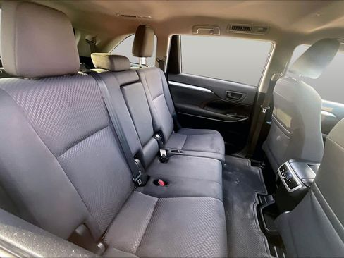 Used 2019 Toyota Highlander LE FWD image 19