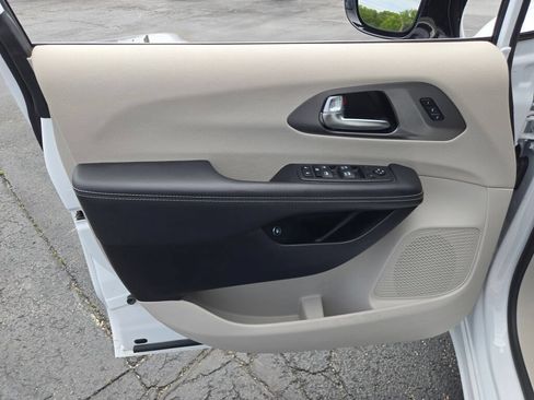 Used 2024 Chrysler Pacifica Limited FWD image 21
