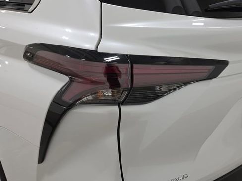 Certified 2025 Toyota Sienna XLE w/ XLE Plus Package AWD/4WD image 28