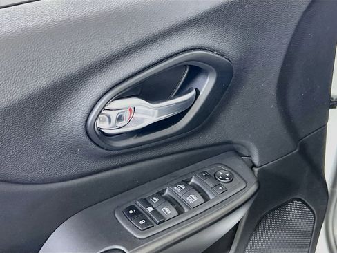Used 2022 Jeep Cherokee Trailhawk w/ Comfort/Convenience Group AWD/4WD image 17