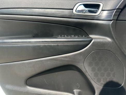 Used 2020 Jeep Grand Cherokee Laredo RWD image 13