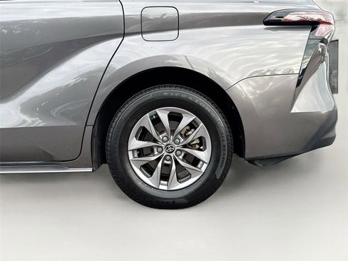 Used 2024 Toyota Sienna LE image 32