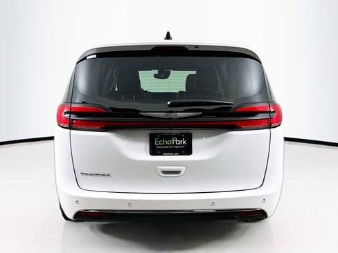 Used 2024 Chrysler Pacifica Touring-L FWD image 7