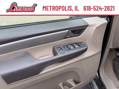 Used 2012 Volkswagen Routan SE image 11