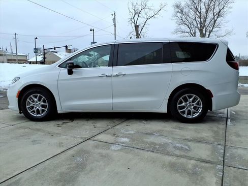 Used 2024 Chrysler Pacifica Touring-L image 4