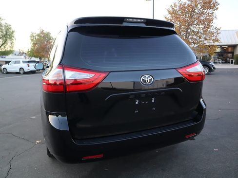 Used 2015 Toyota Sienna L image 11