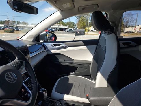 Used 2025 Volkswagen Taos SE w/ Panoramic Sunroof Package image 17