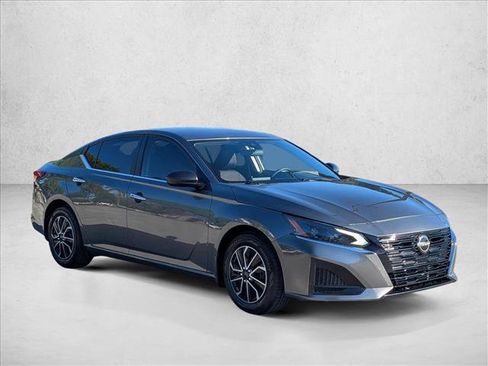 Used 2024 Nissan Altima 2.5 S FWD image 3