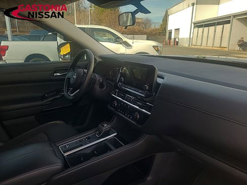 Used 2022 Nissan Pathfinder S image 19