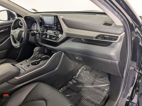 Used 2022 Toyota Highlander XLE FWD image 34