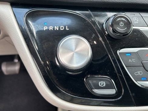 Used 2023 Chrysler Pacifica Touring-L FWD image 33