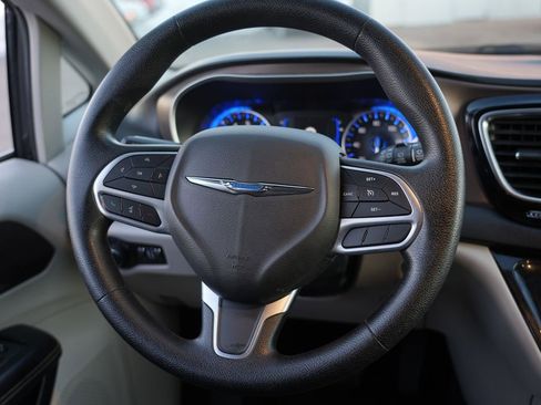 Used 2020 Chrysler Voyager LX image 25