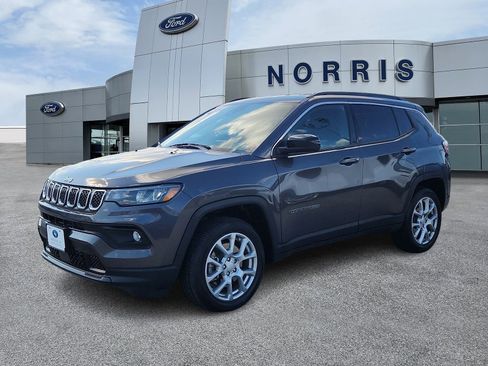 Used 2023 Jeep Compass Latitude image 2