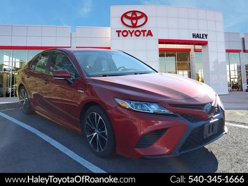 Used 2019 Toyota Camry SE w/ Sunroof Package FWD image 1