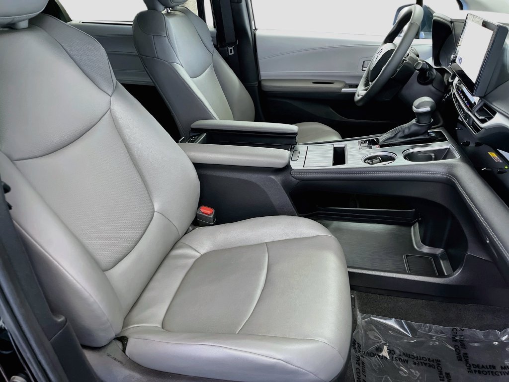 Used 2026 Toyota Sienna XLE FWD image 31