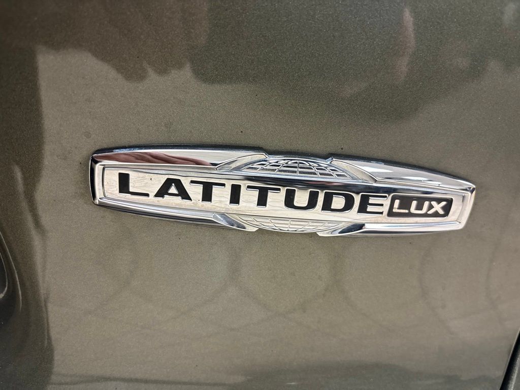 Used 2021 Jeep Cherokee Latitude Lux w/ Comfort/Convenience Group AWD/4WD image 9