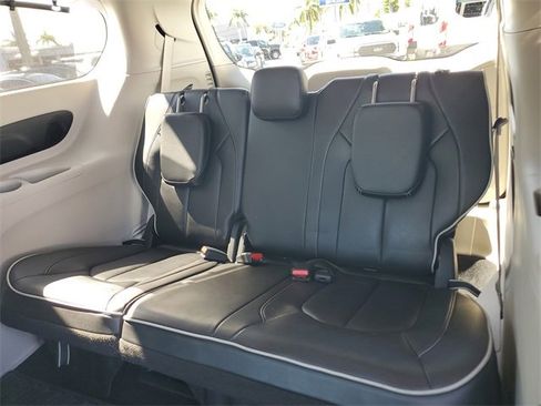 Used 2023 Chrysler Pacifica Limited image 19
