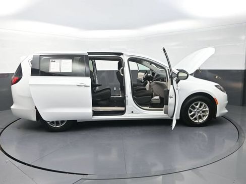 Used 2024 Chrysler Voyager LX FWD image 38