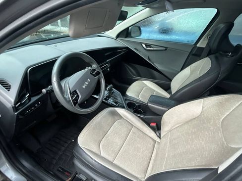 Used 2023 Kia Niro FWD image 2