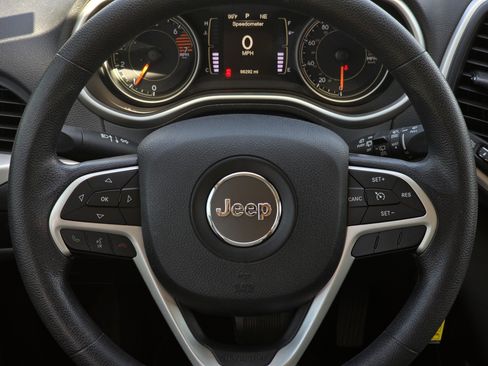 Used 2016 Jeep Cherokee Sport FWD image 13