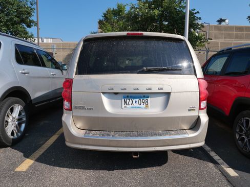 Used 2016 Dodge Grand Caravan SXT w/ Rear Park Assist Package FWD image 6