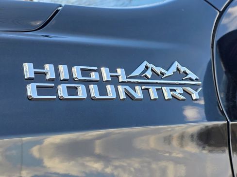 Used 2025 Chevrolet Suburban High Country AWD/4WD image 6