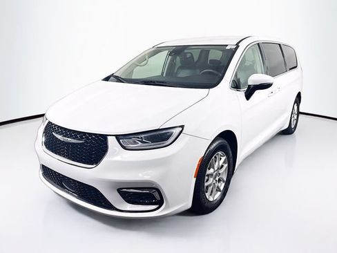 Used 2023 Chrysler Pacifica Touring-L FWD image 3