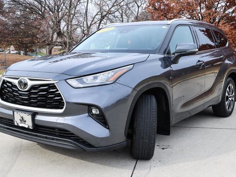 Used 2020 Toyota Highlander XLE image 3