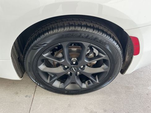 Used 2025 Chrysler Pacifica Limited image 36