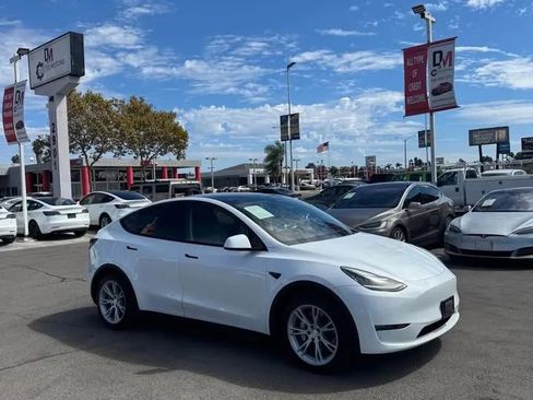 Used 2022 Tesla Model Y Long Range image 3
