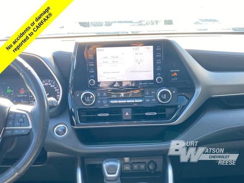 Used 2021 Toyota Highlander XLE AWD/4WD image 24