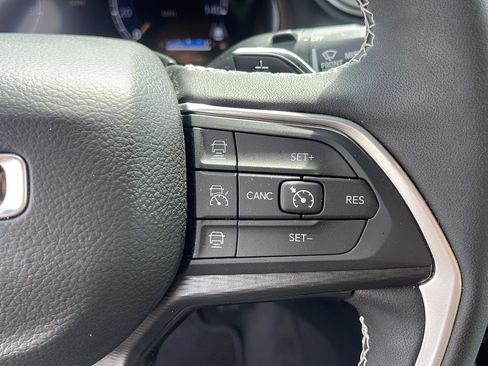 Used 2025 Jeep Grand Cherokee Altitude image 16