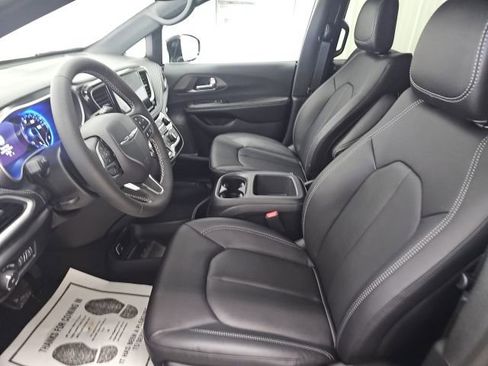 New 2026 Chrysler Pacifica Select image 24