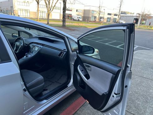 Used 2013 Toyota Prius Two image 9