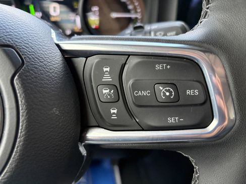 Certified 2025 Jeep Wrangler Unlimited Sahara AWD/4WD image 17