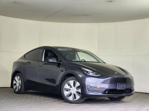 Used 2024 Tesla Model Y Long Range image 1