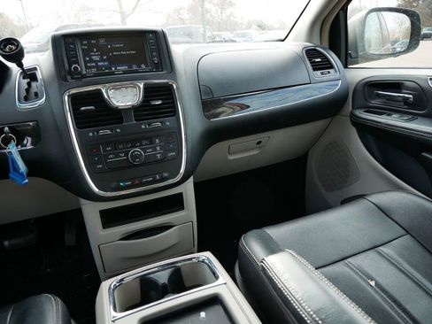 Used 2013 Chrysler Town & Country Touring image 18