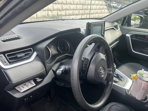 Used 2019 Toyota RAV4 LE AWD/4WD image 8