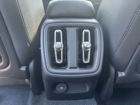 Used 2024 Volvo XC40 B5 Core image 27