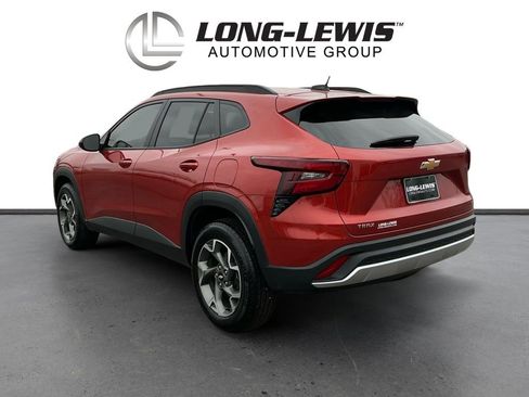 Used 2024 Chevrolet Trax LT w/ LT Convenience Package image 4