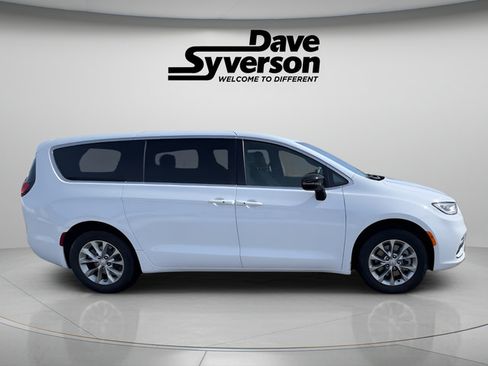 New 2026 Chrysler Pacifica Select AWD/4WD image 6