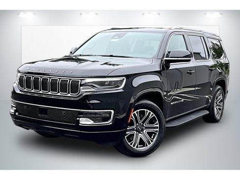 Used 2025 Jeep Wagoneer 4WD image 2