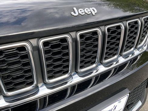Used 2023 Jeep Grand Cherokee Laredo AWD/4WD image 24