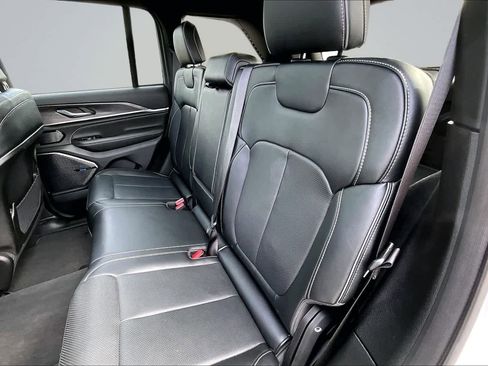 Used 2022 Jeep Grand Cherokee Overland AWD/4WD image 13