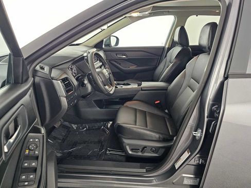 Used 2025 Nissan Rogue SV w/ SV Premium Package image 20