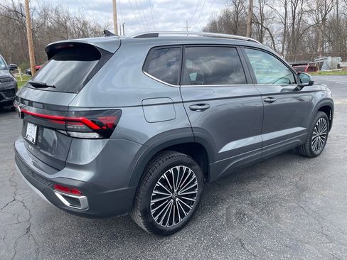 Used 2025 Volkswagen Taos SE image 3